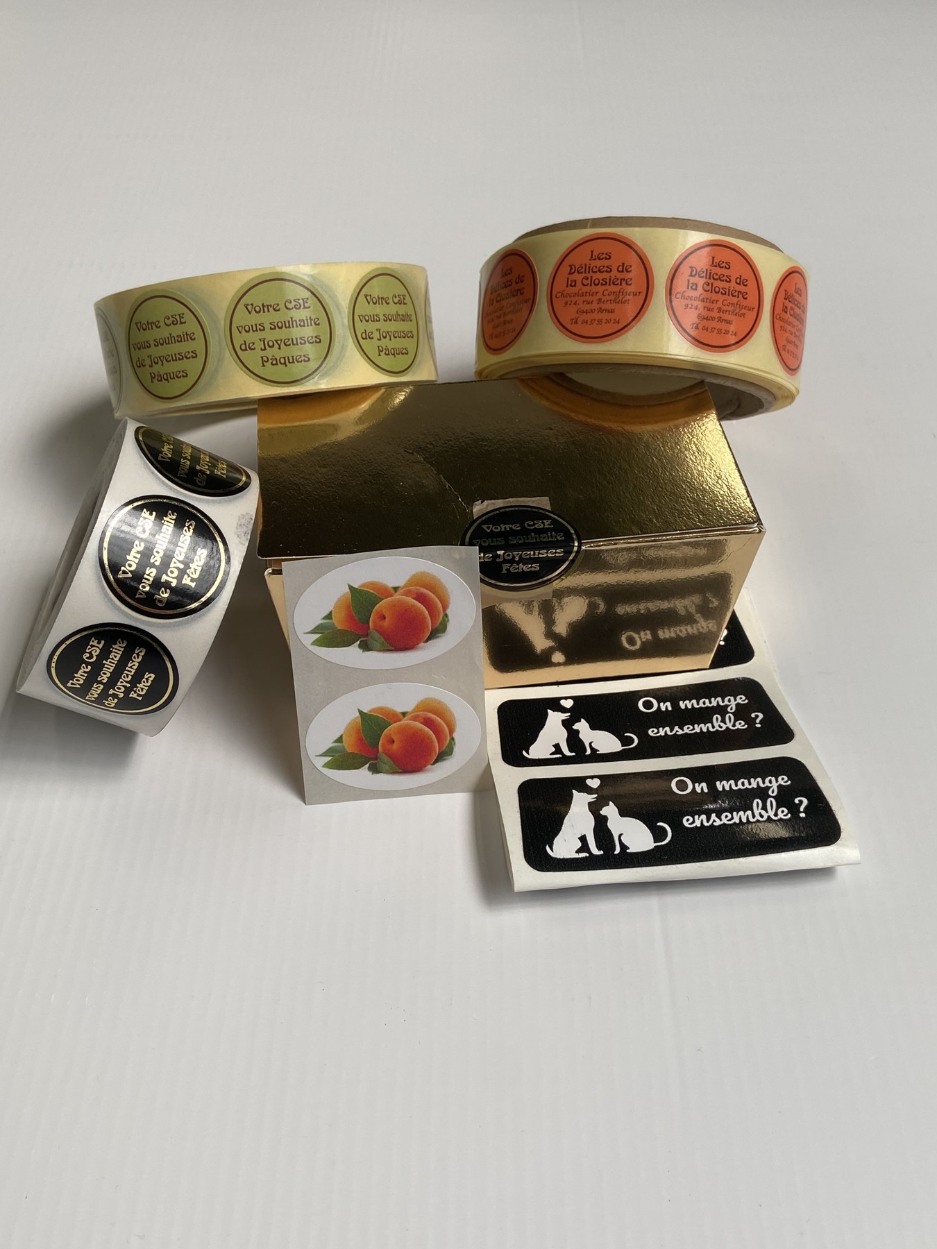 Assortiment d’étiquettes imprimées en bobines, avec différentes formes et finitions